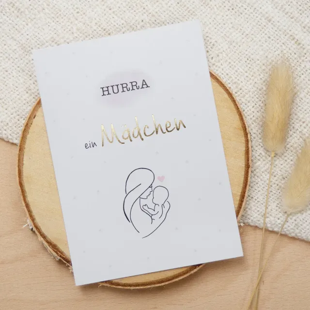 MINTKIND Hurra ein Mädchen Postkarte Gold DIN A6 Goldfolie